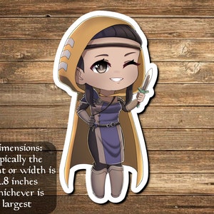 Puede incluir: Una ilustración de dibujos animados de un personaje femenino con cabello castaño y ojos marrones que lleva una capa con capucha amarilla y una armadura azul y gris. Ella sostiene una espada en su mano derecha y sonríe. La imagen es una pegatina con un contorno blanco. Dimensiones: normalmente la altura o el ancho es de 2,8 pulgadas, la que sea mayor.