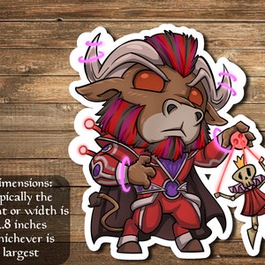 Puede incluir: Un minotauro de dibujos animados rojo y negro con cuernos y una corona, sosteniendo un orbe rojo y controlando una pequeña marioneta de esqueleto rojo y blanco con cuerdas. El minotauro lleva una túnica roja y morada con detalles dorados. El fondo es una superficie de madera.