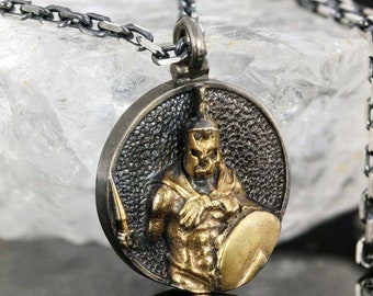 Collar de plata de ley con la figura de un guerrero espartano y colgante con el escudo de Leónidas.