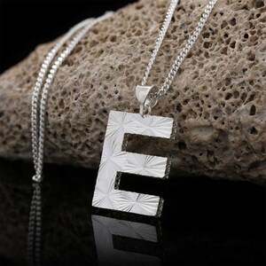 Colgante de letra de plata de diseño personalizado, collar tipo alfabeto de plata, colgante de letra E de plata esterlina, collar de letras de plata alfabeto en negrita,