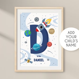 Impresión de nombre personalizado, arte de pared de la carta, vivero inicial, impresión de la carta del monograma, impresión del nombre de los niños, cartel del cohete, sistema solar, niño bebé