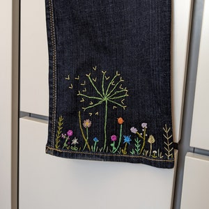 Aiuola ricamata a mano su jeans