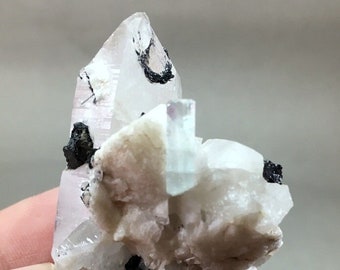 34 gram zeer mooie combinatie van aquamarijnzwarte toermalijn en kwartskristalexemplaar uit Skardu, Pakistan