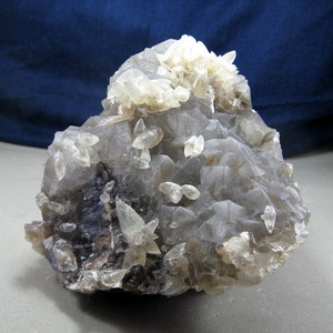 Sehr schöner Hundezahn Calcit auf Fluorit aus Belutschistan, Pakistan