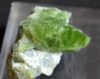 27 gram prachtige peridot op matrix van Suppat Kohestan KPK Pakistan