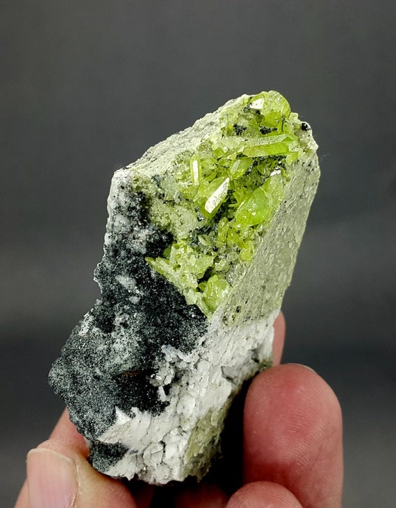 マトリックス上の天然グリーンスフェーンチタン石標本。 【公式通販】