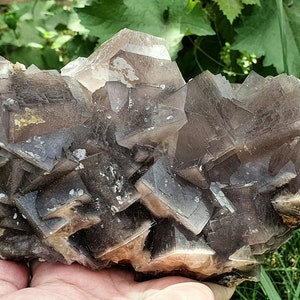 Hermoso ejemplar de cristal de fluorita bicolor de 2720 gramos de Baluchistán, Pakistán