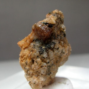 Zeer mooi zeldzaam bastnasietmonster van 4 gram uit het Zagi-gebergte KPK Pakistan