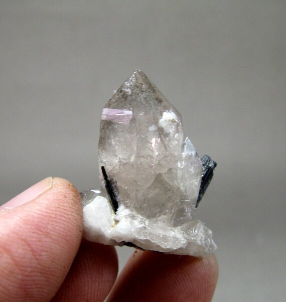 スカルドゥ産 長石上の水晶とブラックトルマリン 【公式通販】