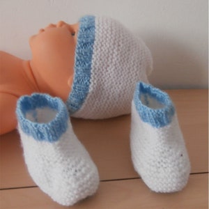 Knitted Baby Boy Set Hat and Booties in White and Blue, Newborn Babyshower Gift