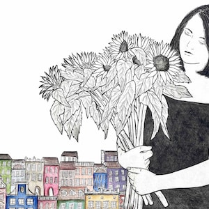 Könnte beinhalten: Eine Frau in einem schwarzen, schulterfreien Kleid hält einen Strauß Sonnenblumen vor einer Reihe bunter Gebäude.