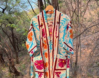 Cappotto Suzani!! Abbigliamento unisex Suzani Kimono, giacca ricamata indiana, cappotto ricamato fatto a mano, divertente giacca kimono, giacca Boho trapuntata in cotone