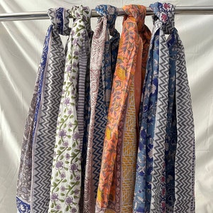 Puede incluir: Seis pañuelos coloridos con patrones florales y geométricos. Los pañuelos están hechos de algodón y son perfectos para agregar un toque de color a cualquier atuendo.