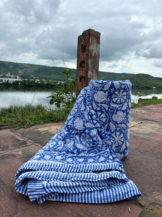 ブルーフローラルブロックプリントキルト：クイーンリバーシブルラザイ