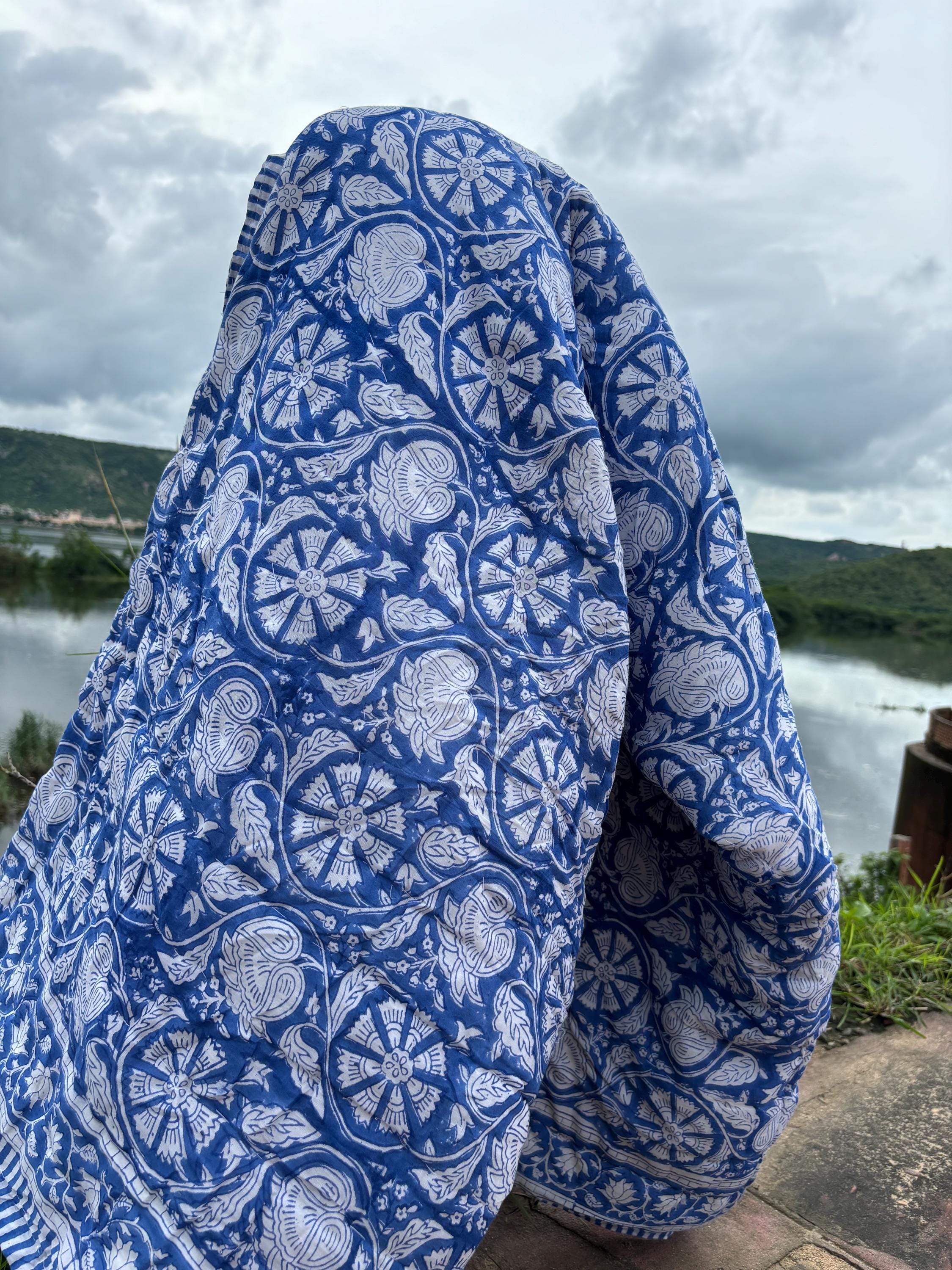 ブルーフローラルブロックプリントキルト：クイーンリバーシブルラザイ