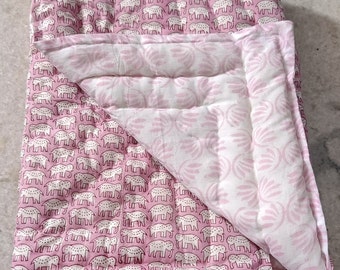 Couette pour bébé à imprimé éléphant : couverture en coton bio imprimé à la main