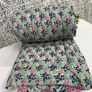 Trapunta con stampa a blocchi di rose rosa fatta a mano: Razai reversibile in cotone biologico