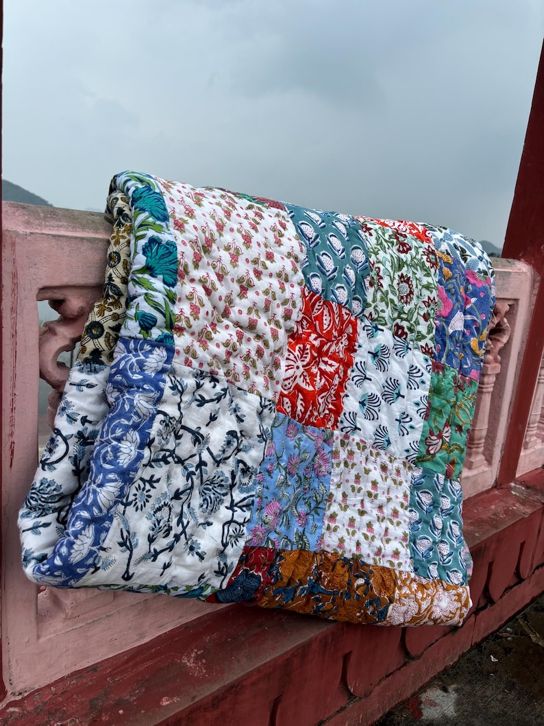 Couette Razai en patchwork fait main : couvre-lit réversible à imprimé floral image 3