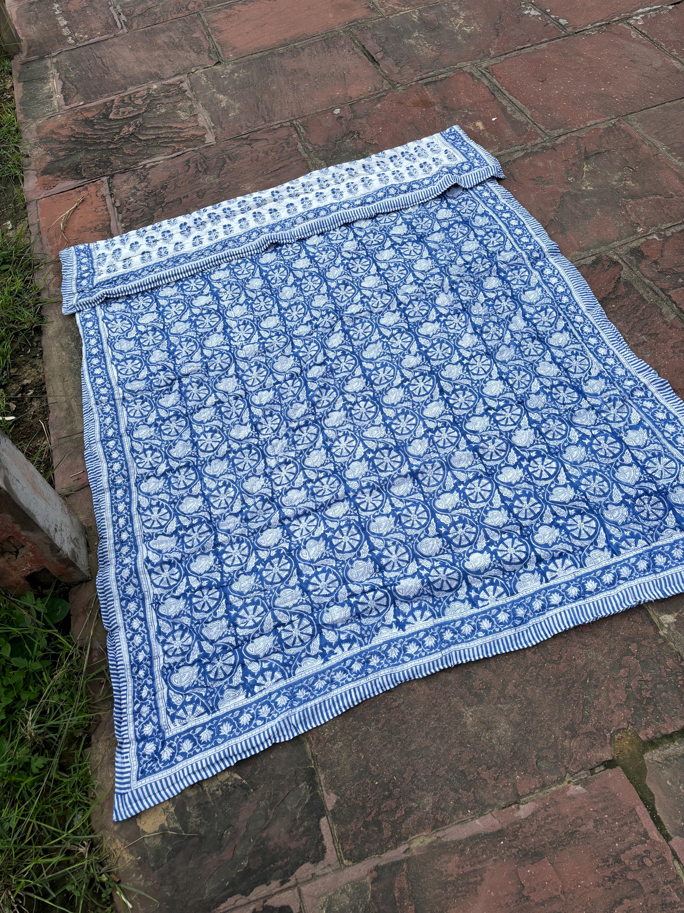 ブルーフローラルブロックプリントキルト：クイーンリバーシブルラザイ