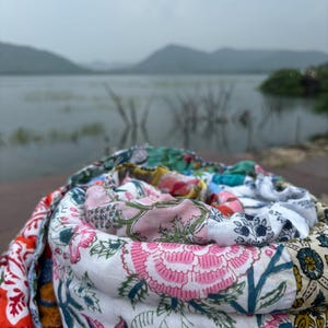 Couette Razai en patchwork fait main : couvre-lit réversible à imprimé floral image 10