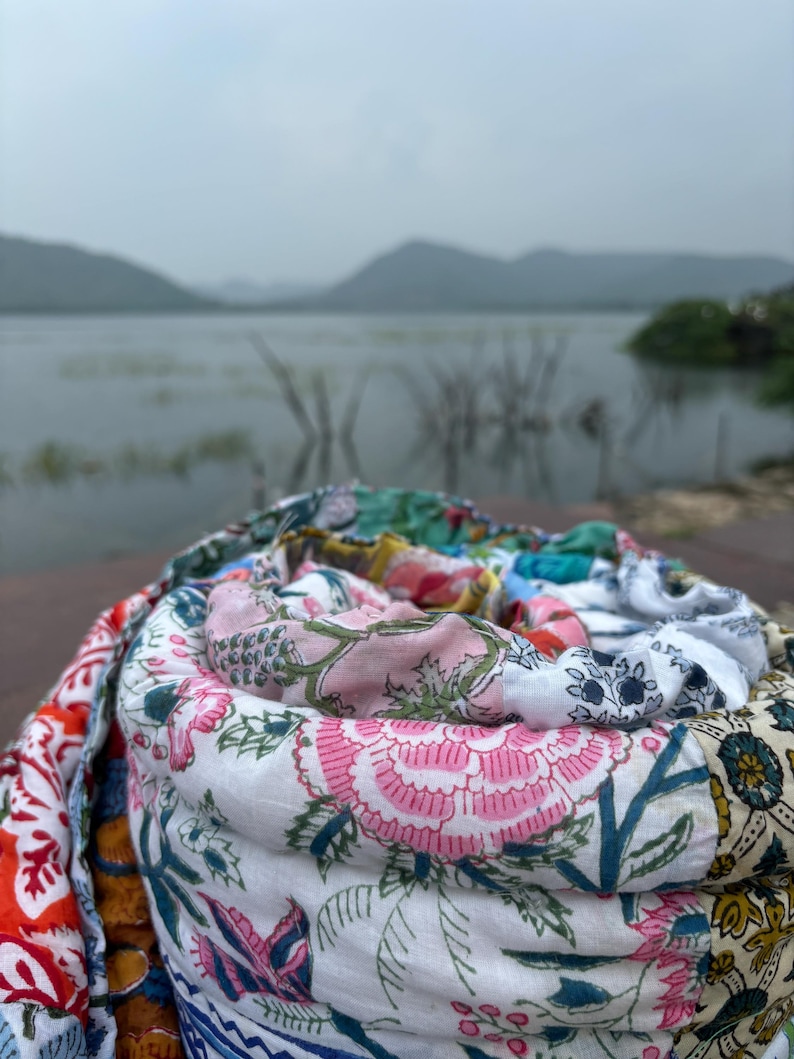 Couette Razai en patchwork fait main : couvre-lit réversible à imprimé floral image 10