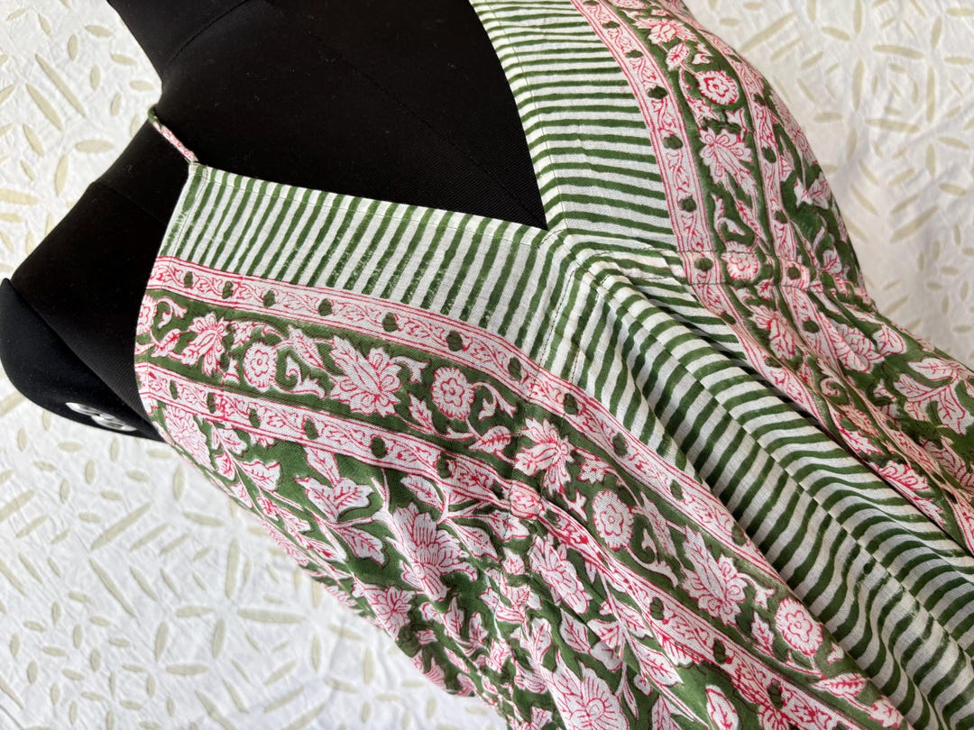 ハンドメイドのグリーンフローラルコットンドレス：ブロックプリントの