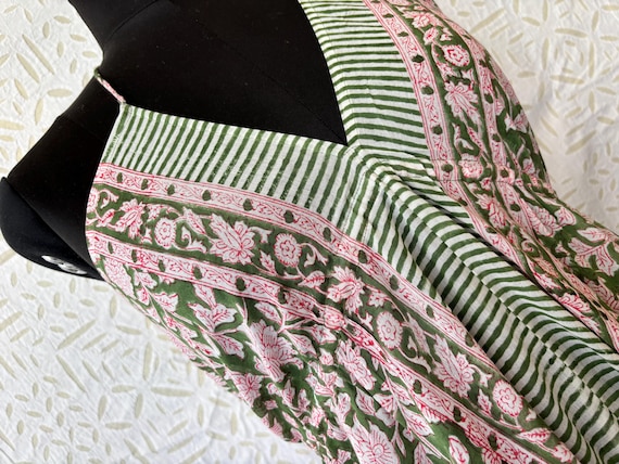 ハンドメイドのグリーンフローラルコットンドレス：ブロックプリントの