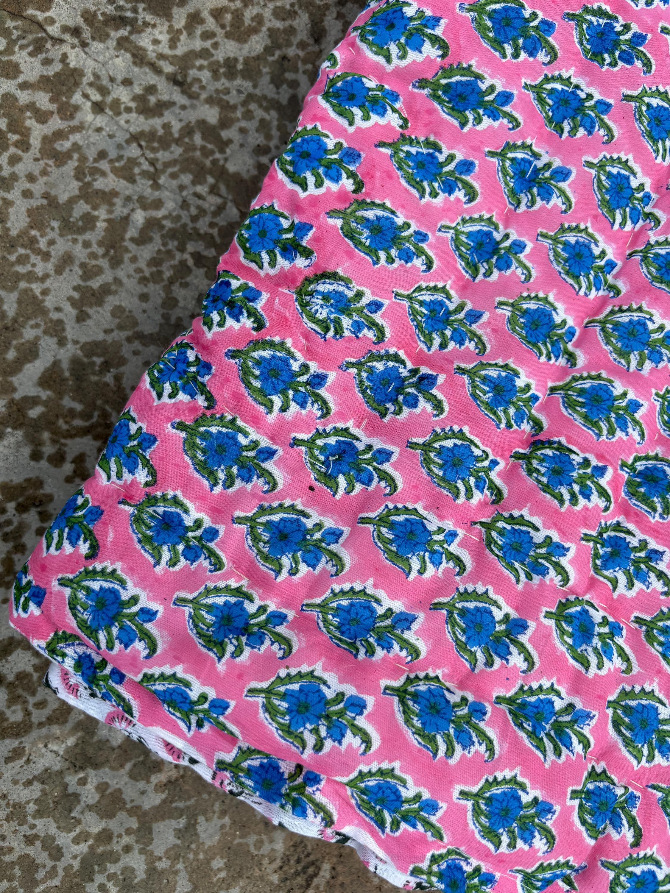 ハンドブロックプリントキルト　ベビーキルト ハンドブロックプリントのベビーキルト：ピンクの花柄コットンカンタ