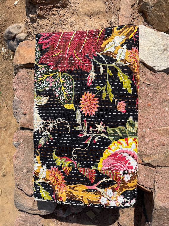 高級ベッドカバー 黒金格子模様 インド ハンドメイド 花柄 高級ベッドカバー 黒金格子模様 インド ハンドメイド 花柄