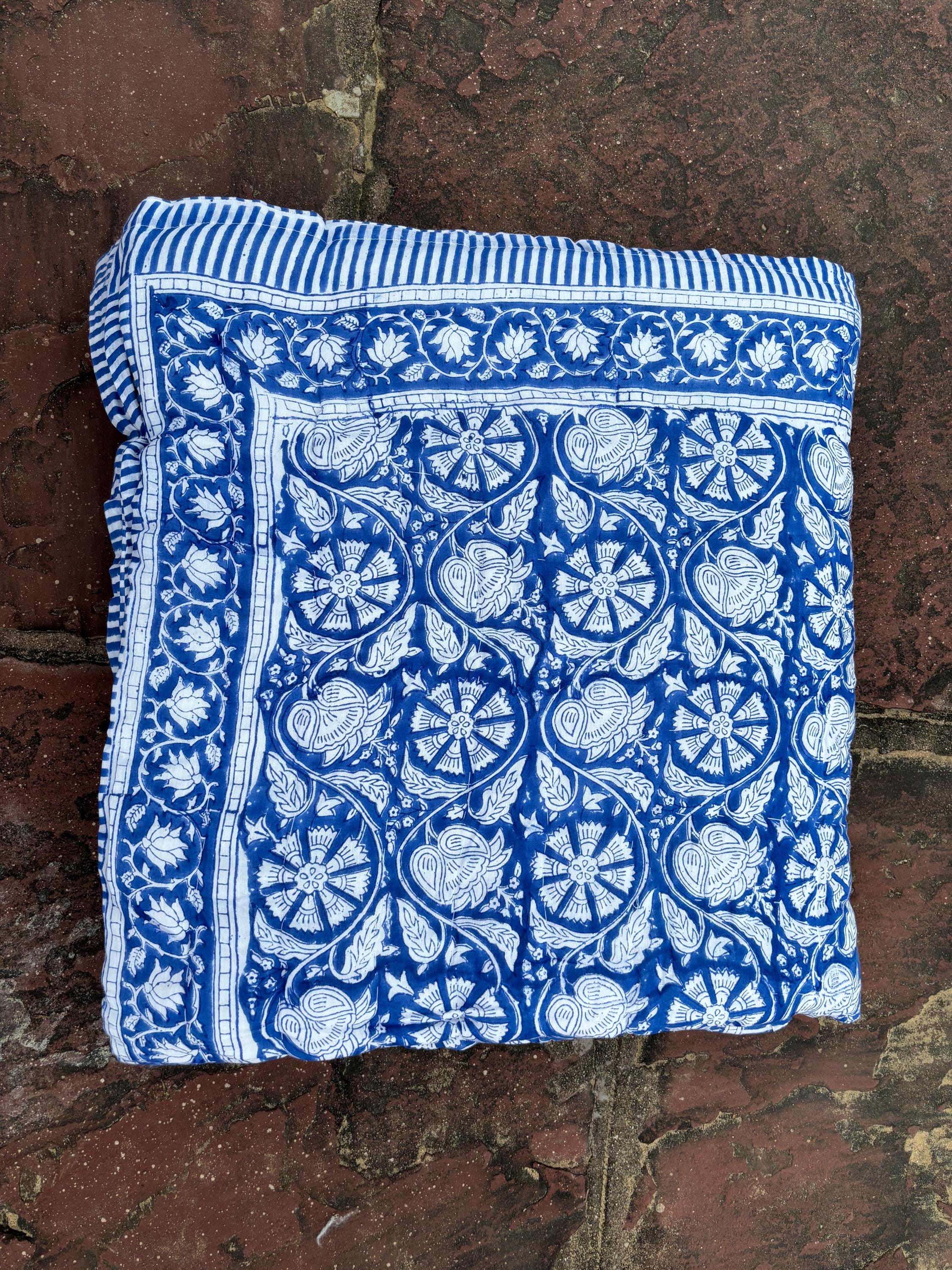 ブルーフローラルブロックプリントキルト：クイーンリバーシブルラザイ