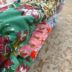 Couette Razai en patchwork fait main : couvre-lit réversible à imprimé floral image 9