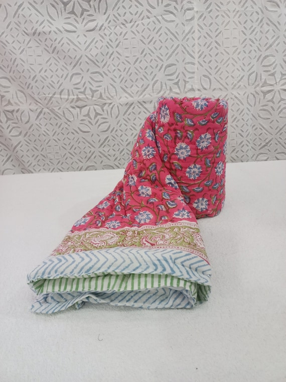 ハンドブロックプリントのベビーキルト：ピンクの花柄コットンベビー