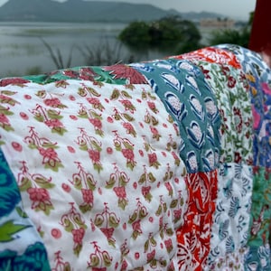 Couette Razai en patchwork fait main : couvre-lit réversible à imprimé floral image 4