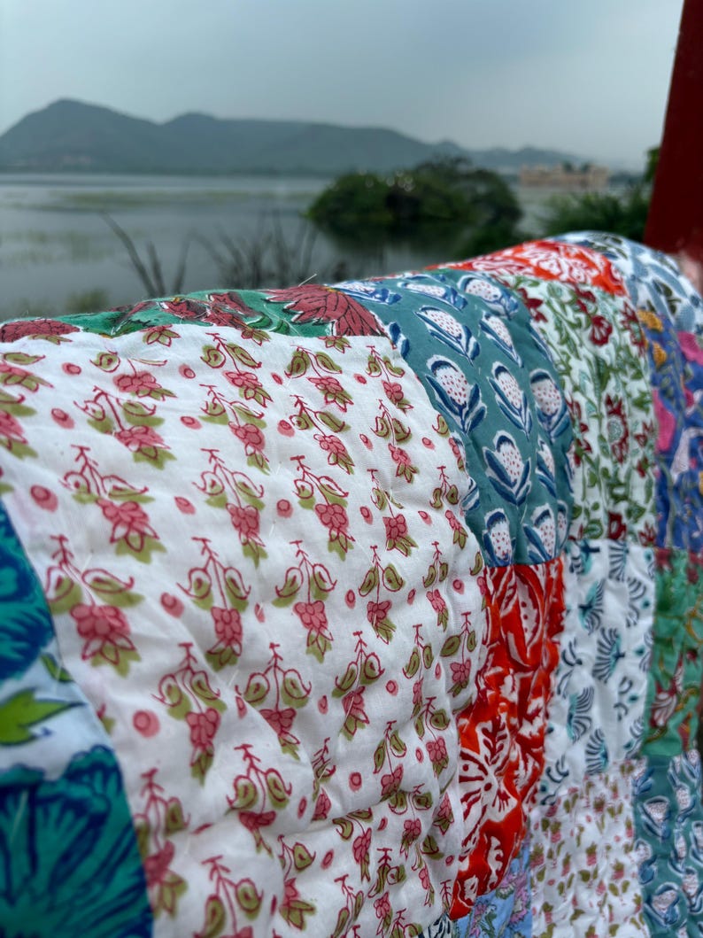 Couette Razai en patchwork fait main : couvre-lit réversible à imprimé floral image 4