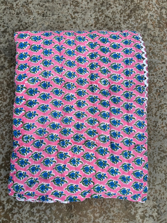 ハンドブロックプリントキルト　ベビーキルト ハンドブロックプリントのベビーキルト：ピンクの花柄コットンカンタ