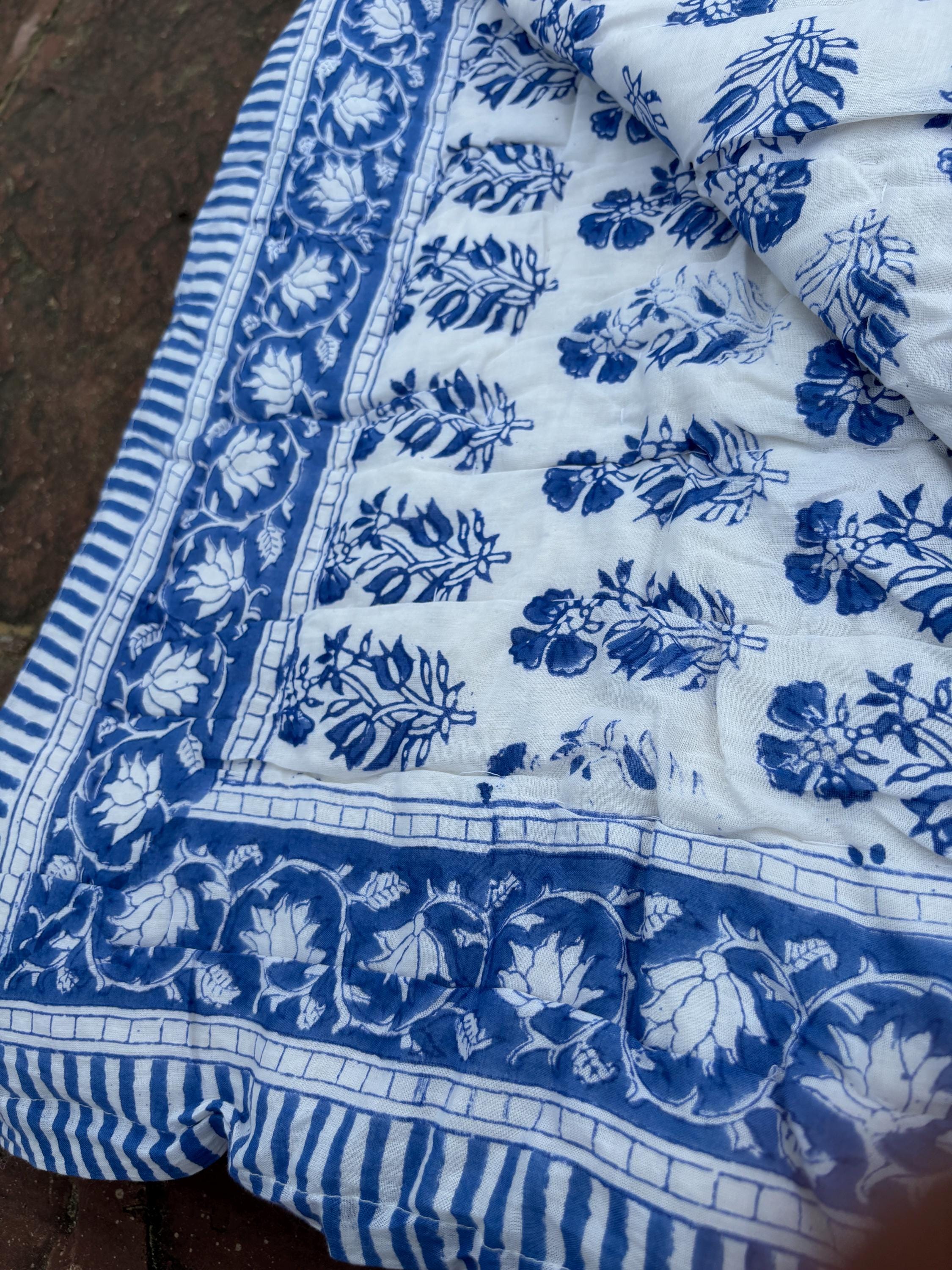 ブルーフローラルブロックプリントキルト：クイーンリバーシブルラザイ