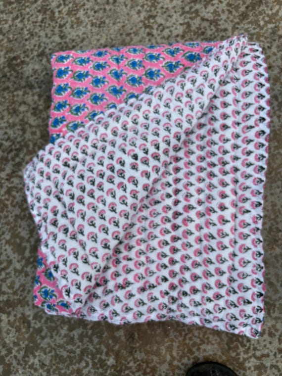 ハンドブロックプリントのベビーキルト：ピンクの花柄コットンカンタ
