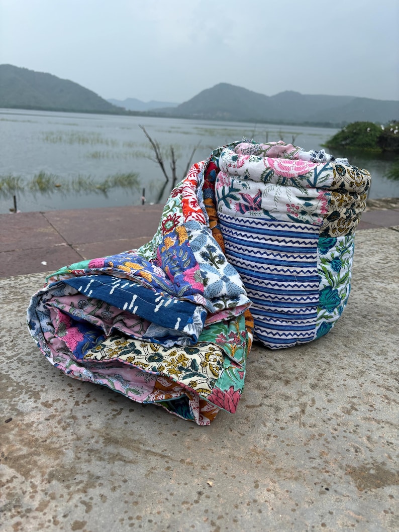 Couette Razai en patchwork fait main : couvre-lit réversible à imprimé floral image 1