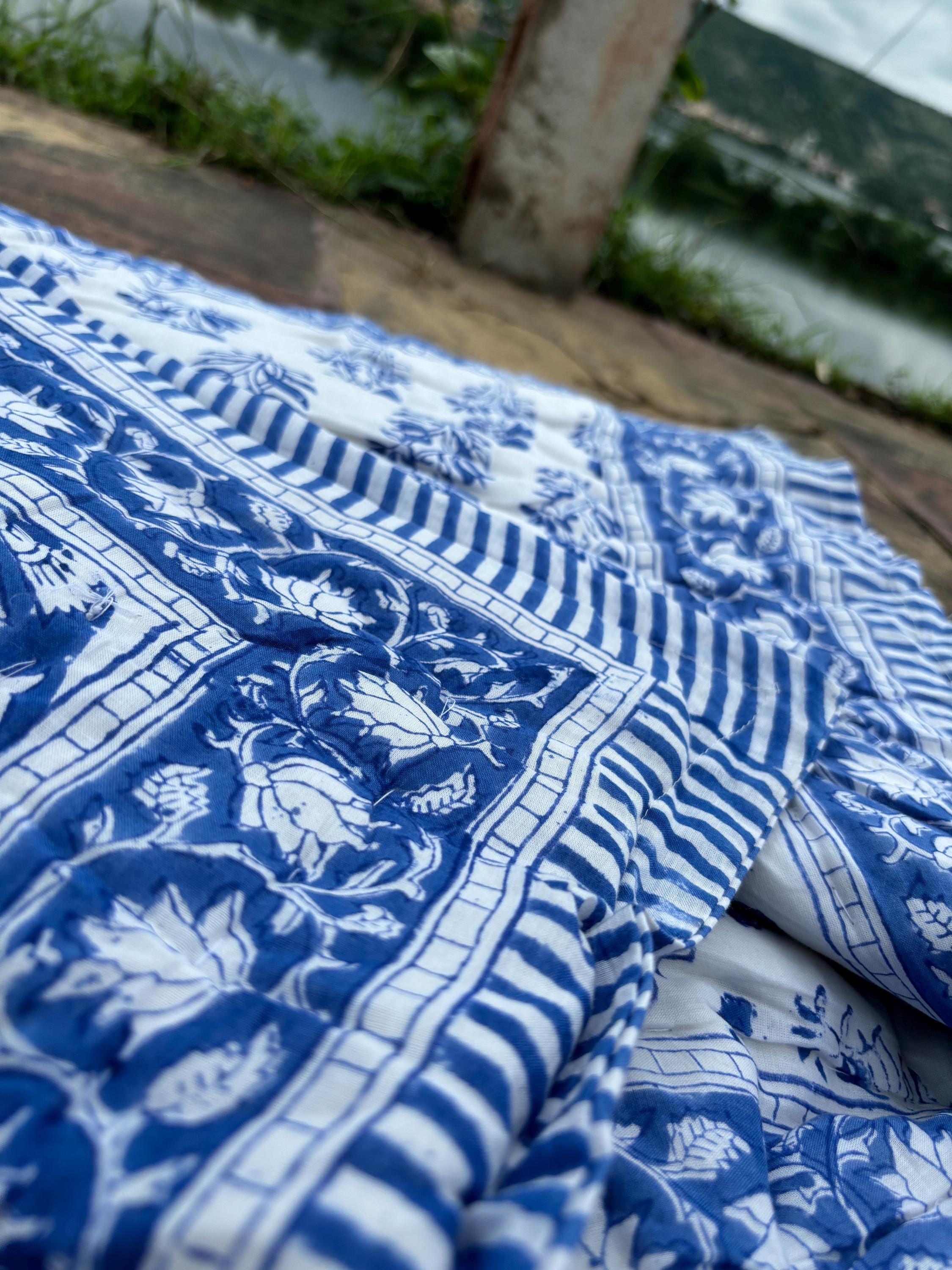 ブルーフローラルブロックプリントキルト：クイーンリバーシブルラザイ