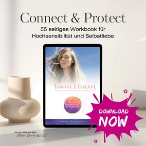 Pode incluir: Um botão de download digital rosa e roxo com o texto "DOWNLOAD NOW" em um fundo branco. O botão está na frente da tela de um tablet que mostra a capa de um caderno de exercícios com o título "Connect & Protect" e uma mulher com os olhos fechados. O texto "55 seitiges Workbook für Hochsensibilität und Selbstliebe" também é visível na tela do tablet.