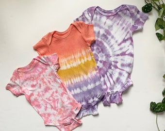 Conjunto de 3 bodies tie-dye para bebé - Manga corta, algodón: rosa, morado y amarillo - 0-9 meses
