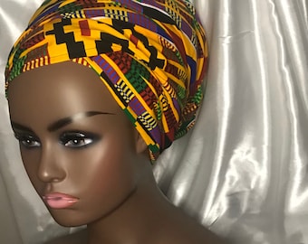 Puede incluir: Un turbante de tela amarilla, verde, roja y azul con estampado.