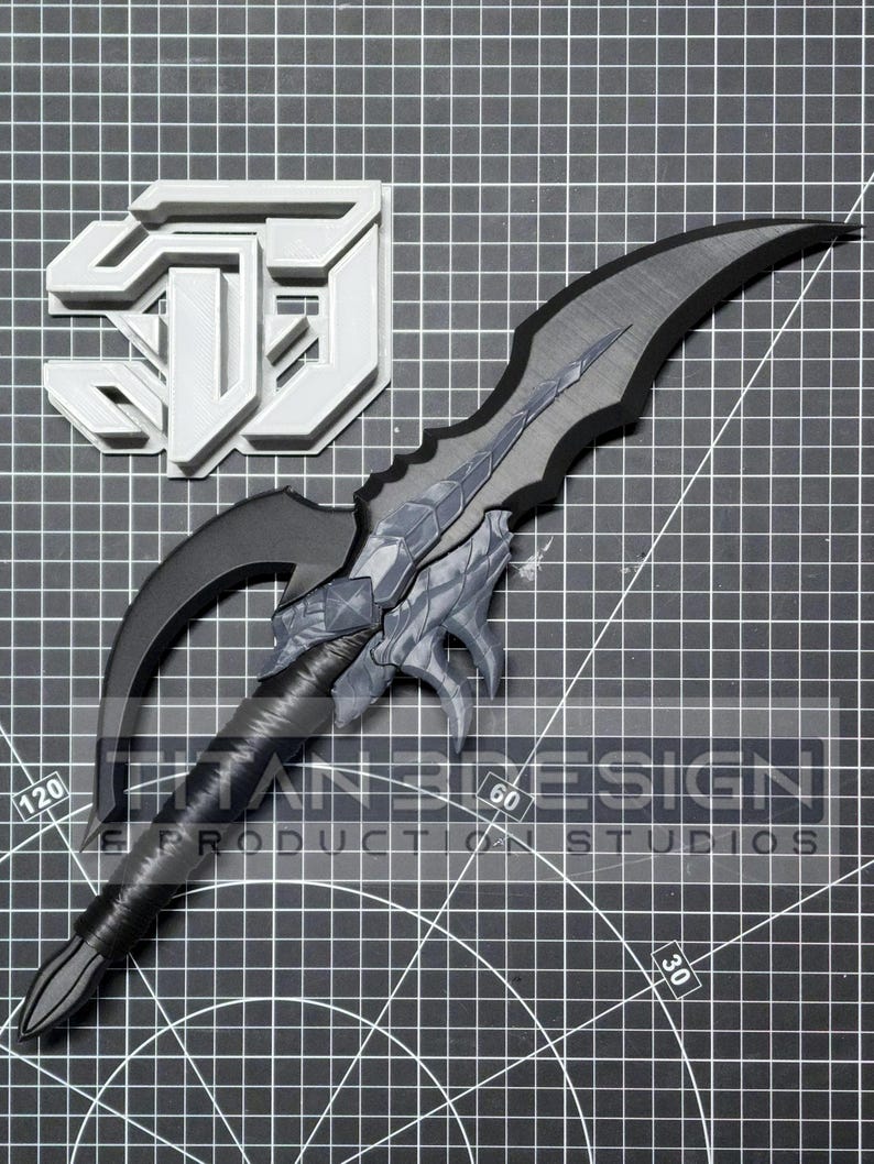 K&ouml;nnte beinhalten: Ein schwarzes und graues Fantasy-Schwert mit einem gebogenen Griff und einer scharfen Klinge. Das Schwert liegt auf einem schwarz-wei&szlig;en Gitterhintergrund. Der Text "TITAN DESIGN PRODUCTION STUDIOS" ist im Bild sichtbar.