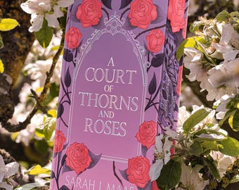 Edición especial de Una corte de rosas y espinas – Sarah J. Maas, sobrecubierta con bordes rociados.