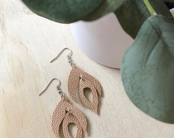 Diseño de piel sintética Cutout oro color hecho a mano pendientes
