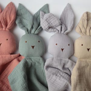 Doudou personnalisé lapin, mousseline pour bébé et cadeau nouveau-né