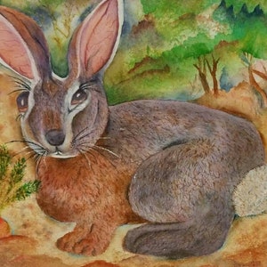 Puede incluir: Pintura a la acuarela de un conejo marrón con orejas largas, sentado en un campo con zanahorias. El conejo tiene una cola blanca y está rodeado de follaje verde y árboles en el fondo. La obra de arte tiene una paleta de colores suave y natural.