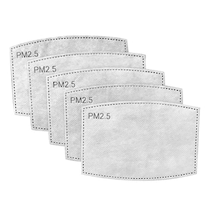 Pode incluir: Cinco filtros de ar PM2.5 brancos de substituição para uma máscara facial. Os filtros são retangulares com cantos arredondados e têm uma superfície branca texturizada.