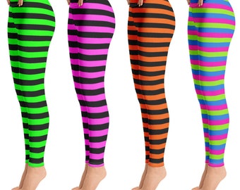 Puede incluir: Cuatro pares de leggings a rayas en diferentes combinaciones de colores. Los leggings son negros y verdes, negros y rosas, negros y naranjas, y negros, azules y verdes.