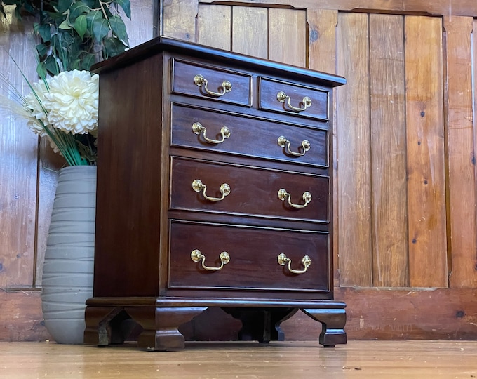 Vintage Mahogany Bedside Cabinet \ Small Lamp Table \ Nightstand Drawers
